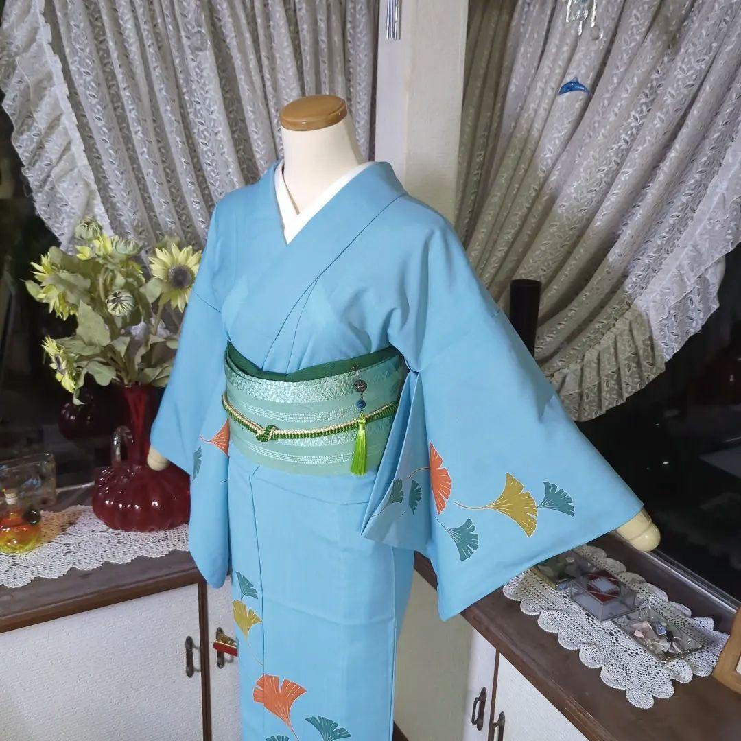 水色の地に、銀杏の葉がひらひらと舞う粋な洗える単衣のお着物です