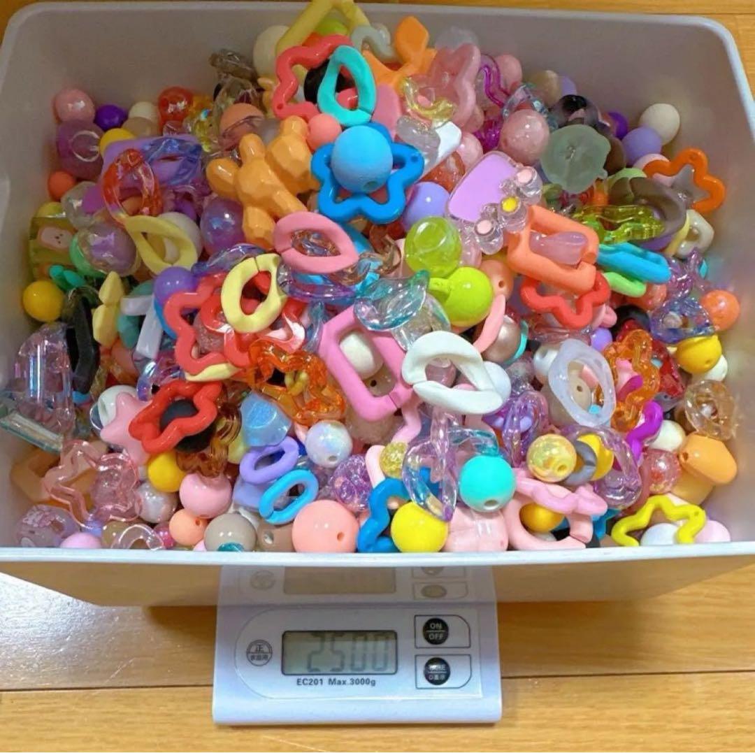 ビ&デ.2 ハンドメイド デコパーツ &ビーズ詰め合わせ　　　約7KG