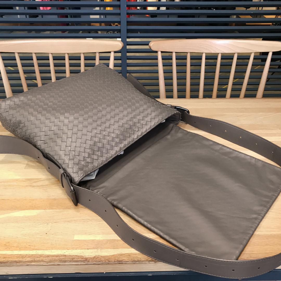 超美品 ボッテガヴェネタ イントレチャート 斜め掛けショルダーバッグ メンズ