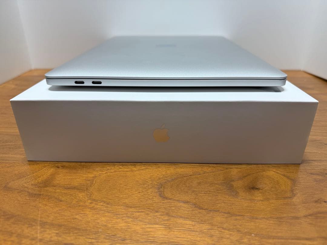 美品❗️MacBook Pro 2022 M2チップ シルバー 美品❗️MacBook Pro 2022 M2チップ シルバー