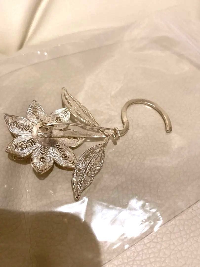 銀細工銀線シルバーブローチ 花と葉のデザイン - メルカリ