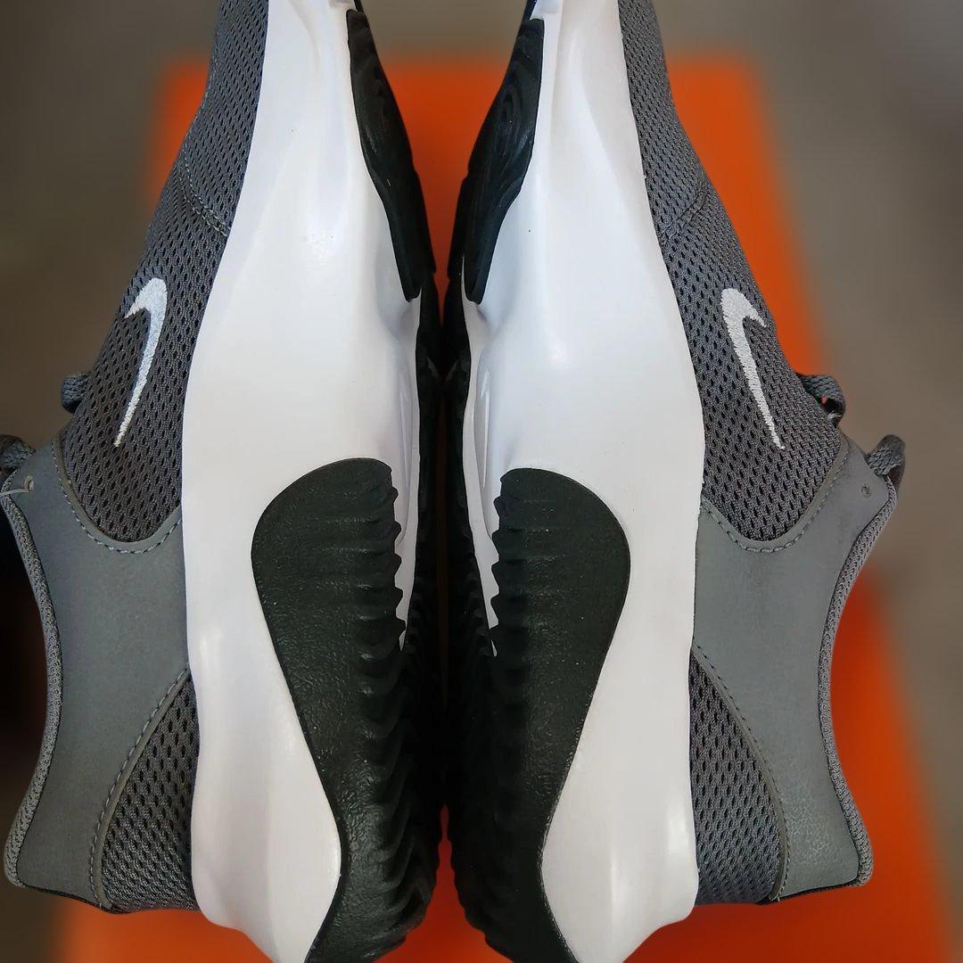 Nike グレー スニーカー Nike グレー スニーカー