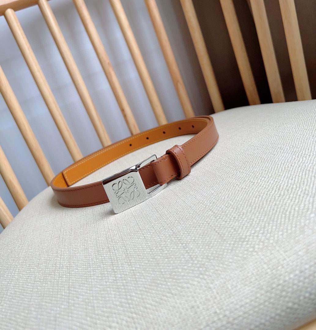 美品 Loewe ロエベ Anagram ベルト シルバー金具