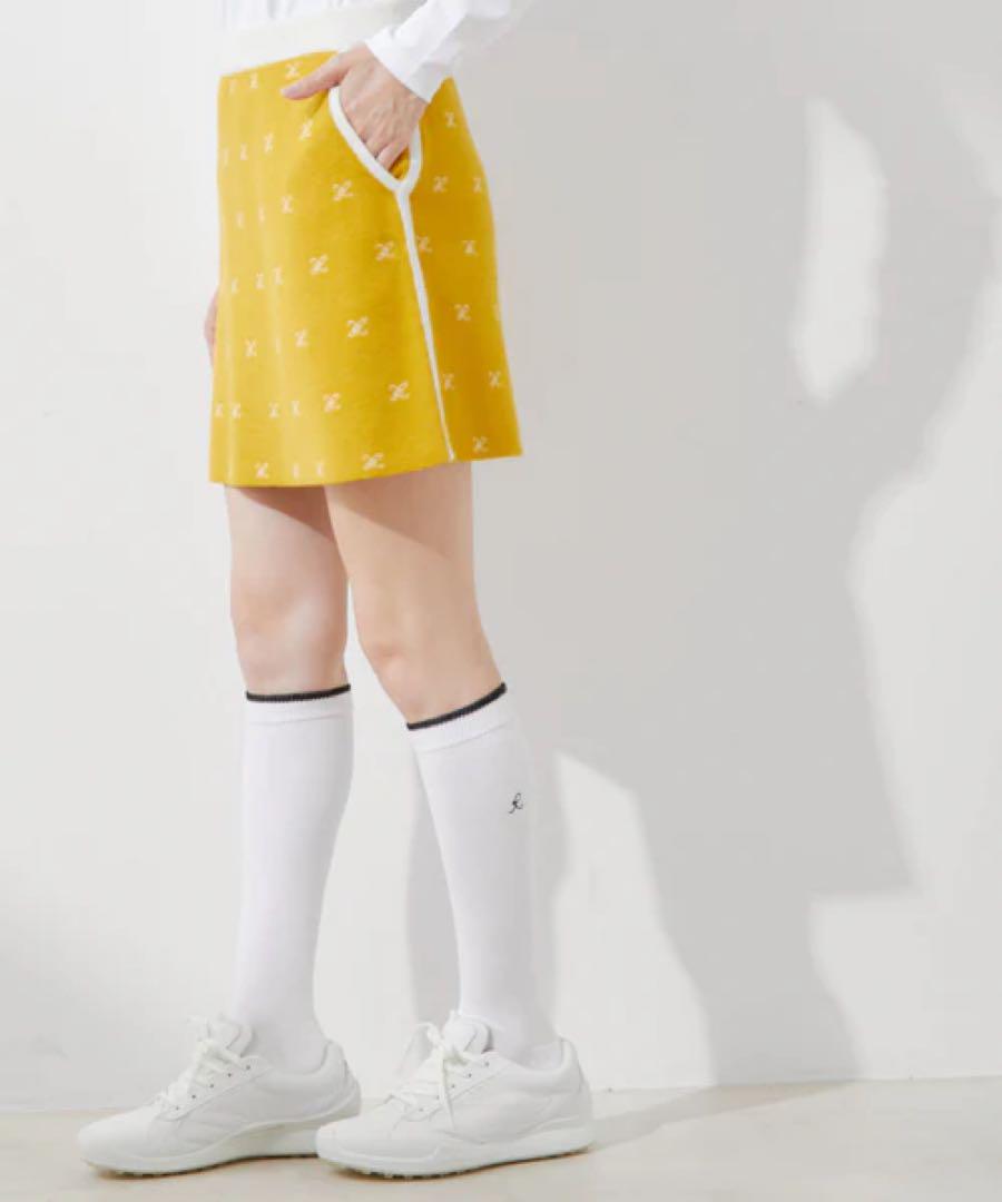 モノグラムジャガードパフスリーブプルオーバとニットスカート