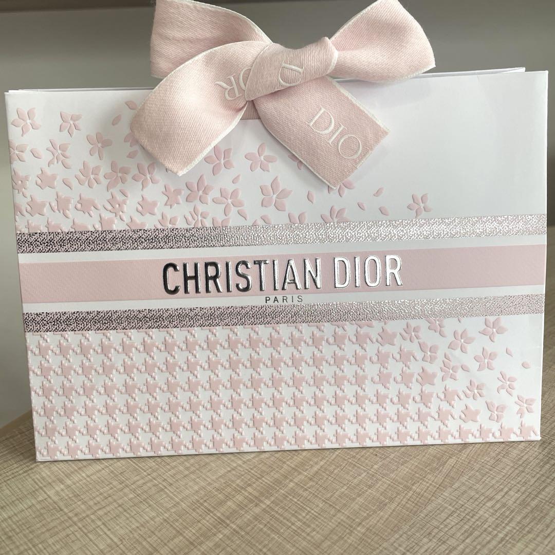 Dior バレンタイン限定 リボン 1ロール Diorのバレンタインの限定ギフトラッピングが可愛すぎる