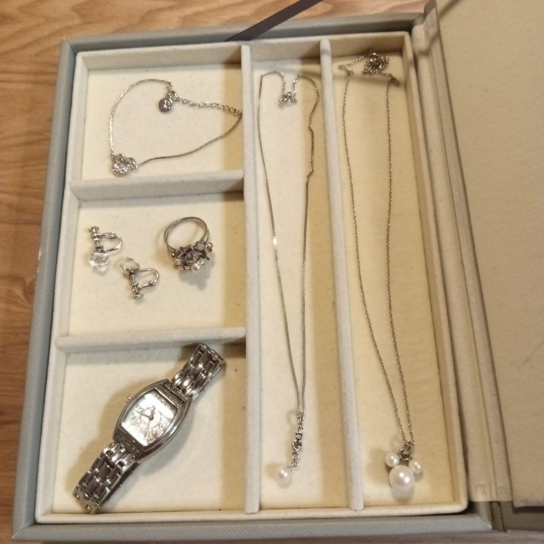 遺品整理☆生前整理☆アクセサリーまとめ売り☆ニナリッチ☆COACH☆ザ.キッス 遺品整理☆生前整理☆アクセサリーまとめ売り☆ニナリッチ