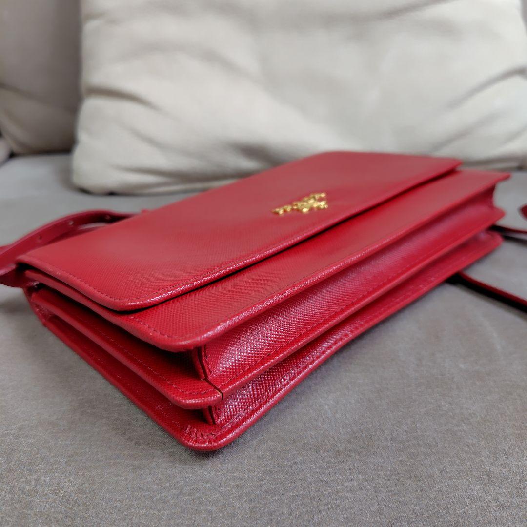 PRADA 赤 ウォレッドショルダー　財布　カードケース　ショルダーバック PRADA 赤 ウォレッドショルダー 財布 カードケース ショルダー