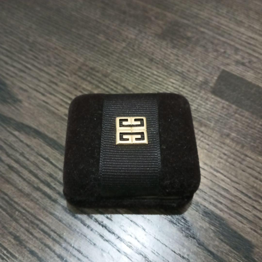 Givenchy スクエア型チャーム ケース付き