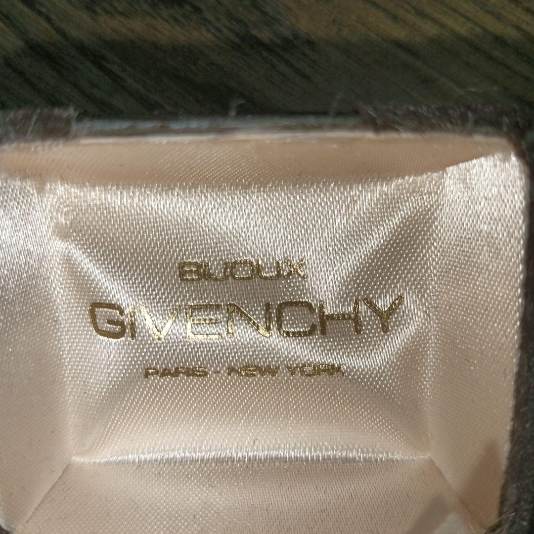 Givenchy スクエア型チャーム ケース付き