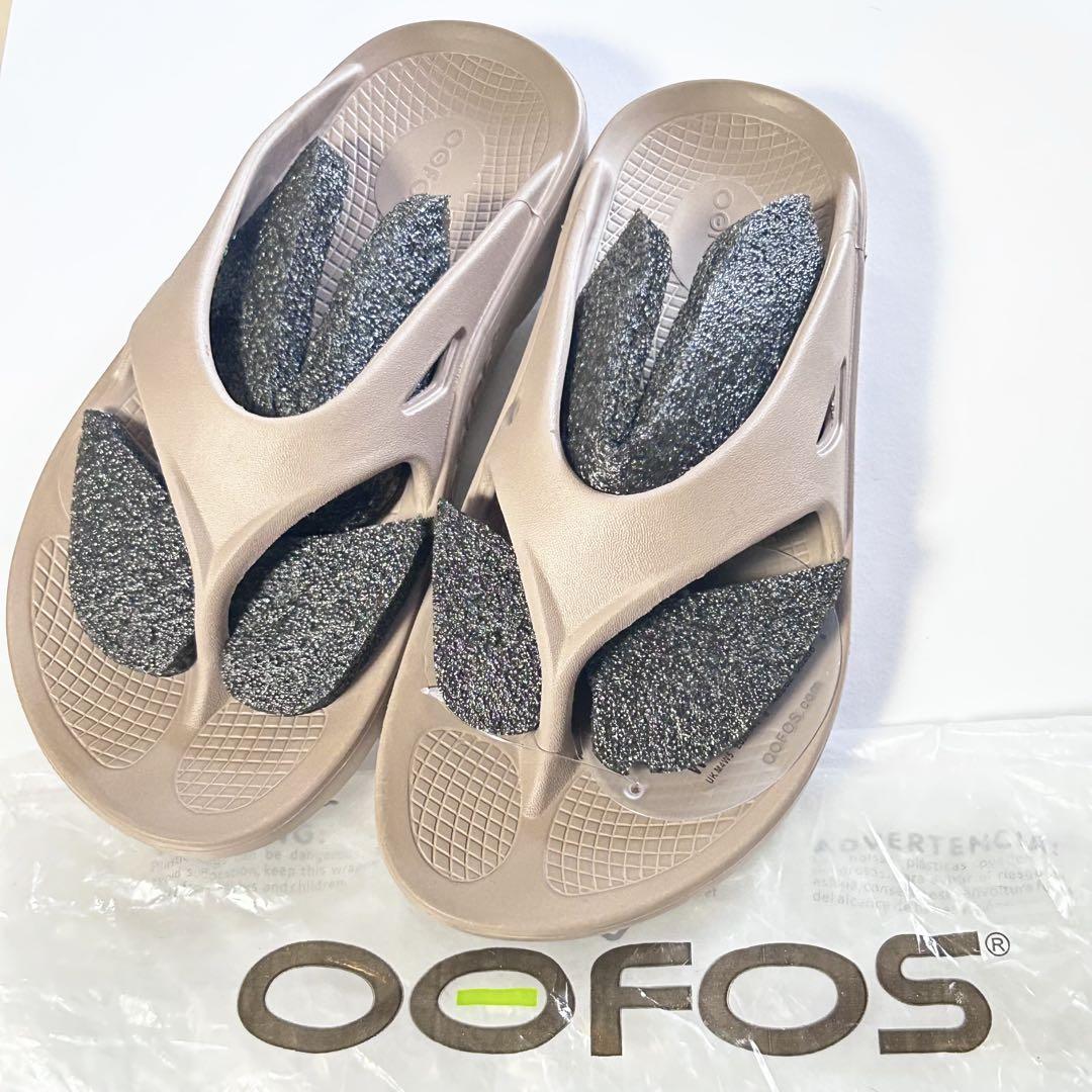 新品未使用トングサンダル【OOFOS】OOFOAM ベージュグレージュウーフォス