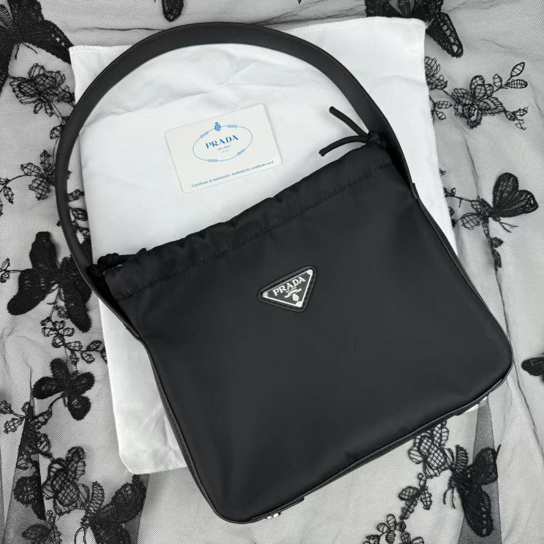PRADA ブラック ナイロン ショルダーバッグ