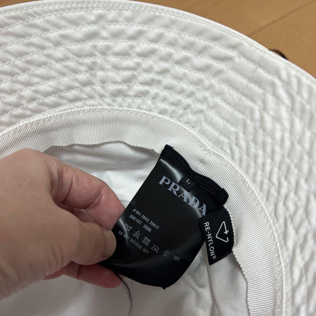 PRADA トライアングルロゴ　ホワイト バケットハット PRADA トライアングルロゴ ホワイト バケットハット - メルカリ