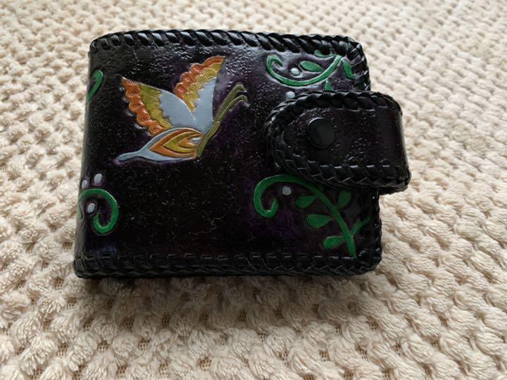 人気の ハンドメイド本牛革二つ折り財布（蝶柄） 小物