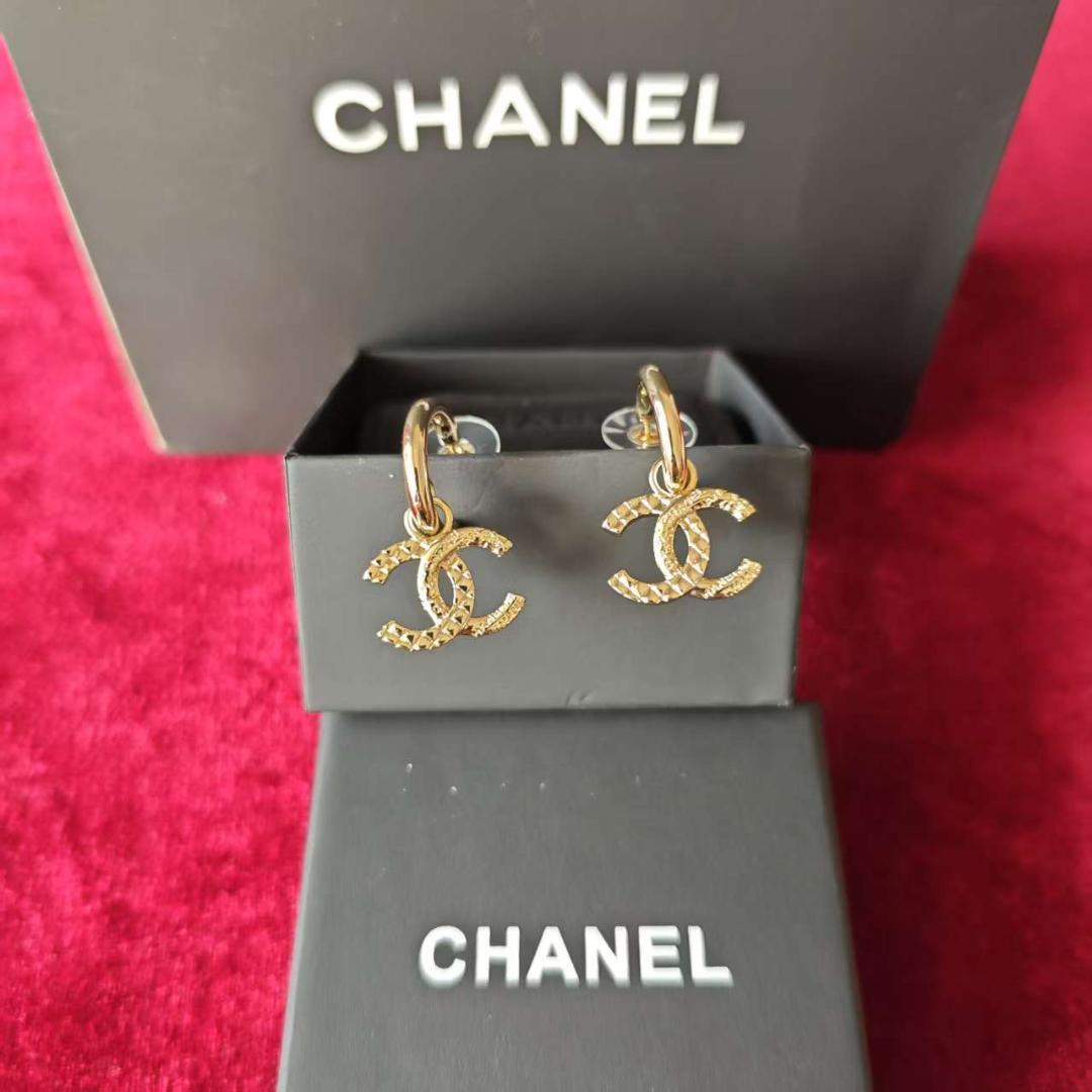 【新品未使用】CCロゴ ピアス ゴールド　CHANEL 女性に人気！ CHANEL CC ロゴ ピアス ゴールド アクセサリー