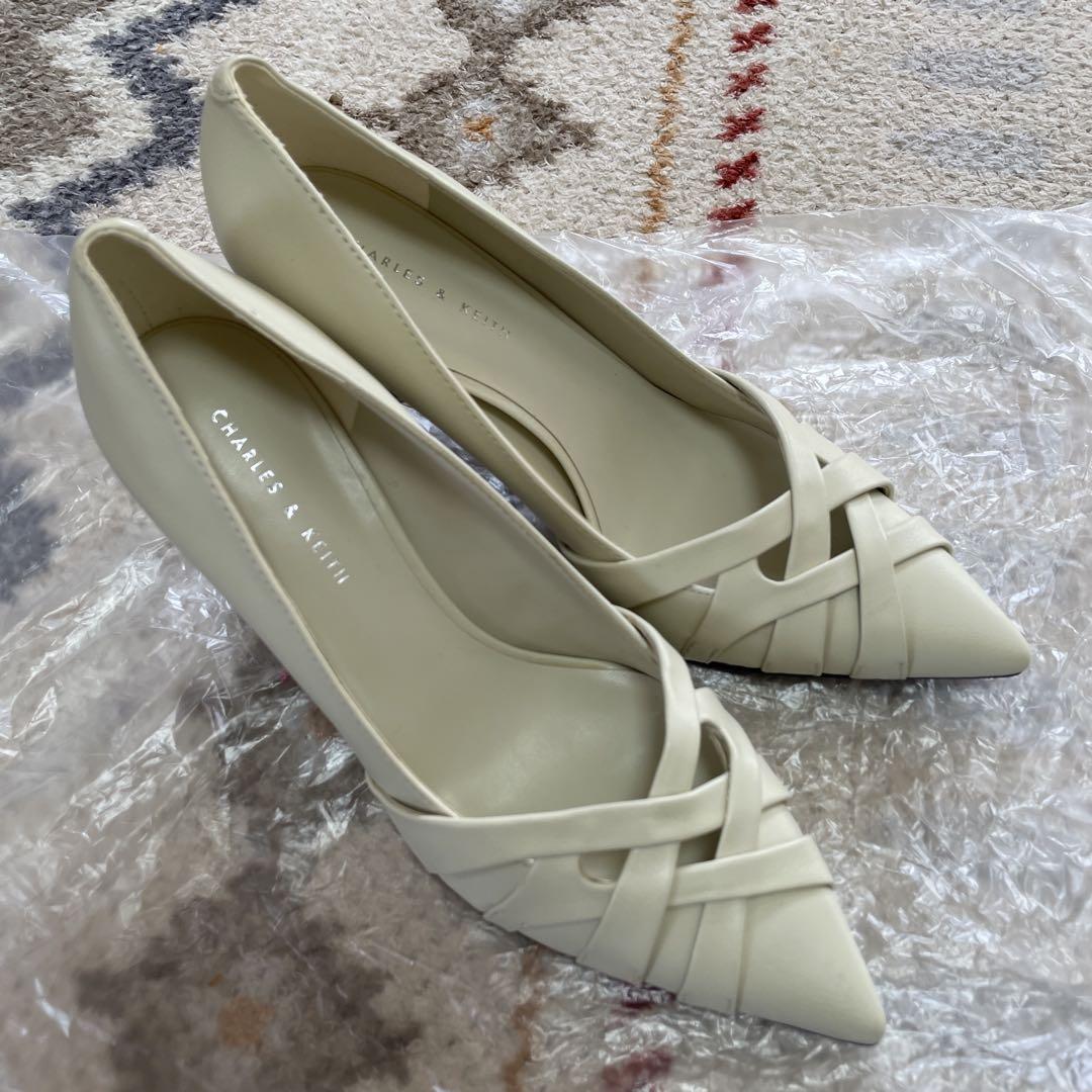 新品未使用CHARLES&KEITHチャールズ&キース パンプス 結婚式ホワイト