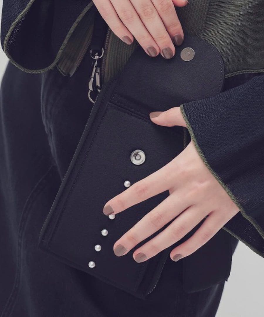 【美品】ツルバイマリコオイカワ パールスマホショルダーバッグ Horcrux 黒