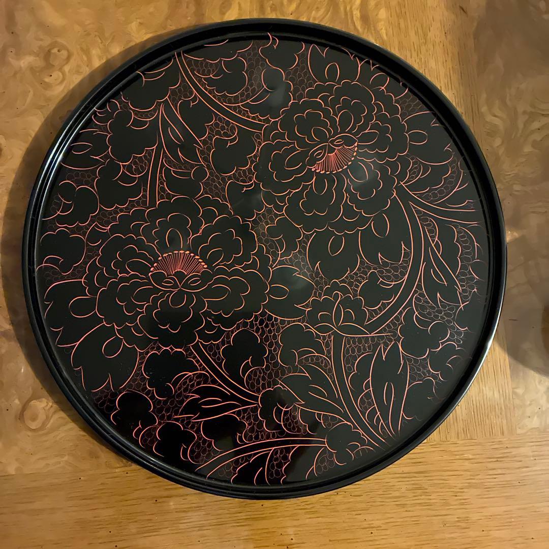 越前塗 丸盆 沈朱牡丹彫 山久漆工 - メルカリ 越前塗 丸盆 沈朱牡丹彫 山久漆工 - メルカリ