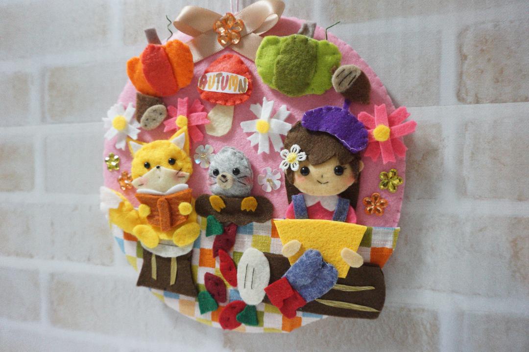 希少 黒入荷！ ハンドメイド フェルトリース（秋） 季節の飾り - メルカリ クラフト・布製品