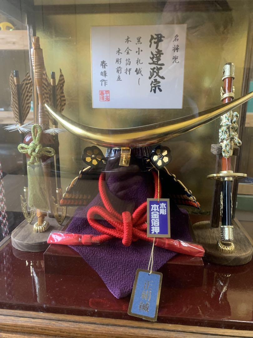 伊達政宗の伝統的な兜飾りと刀剣付き