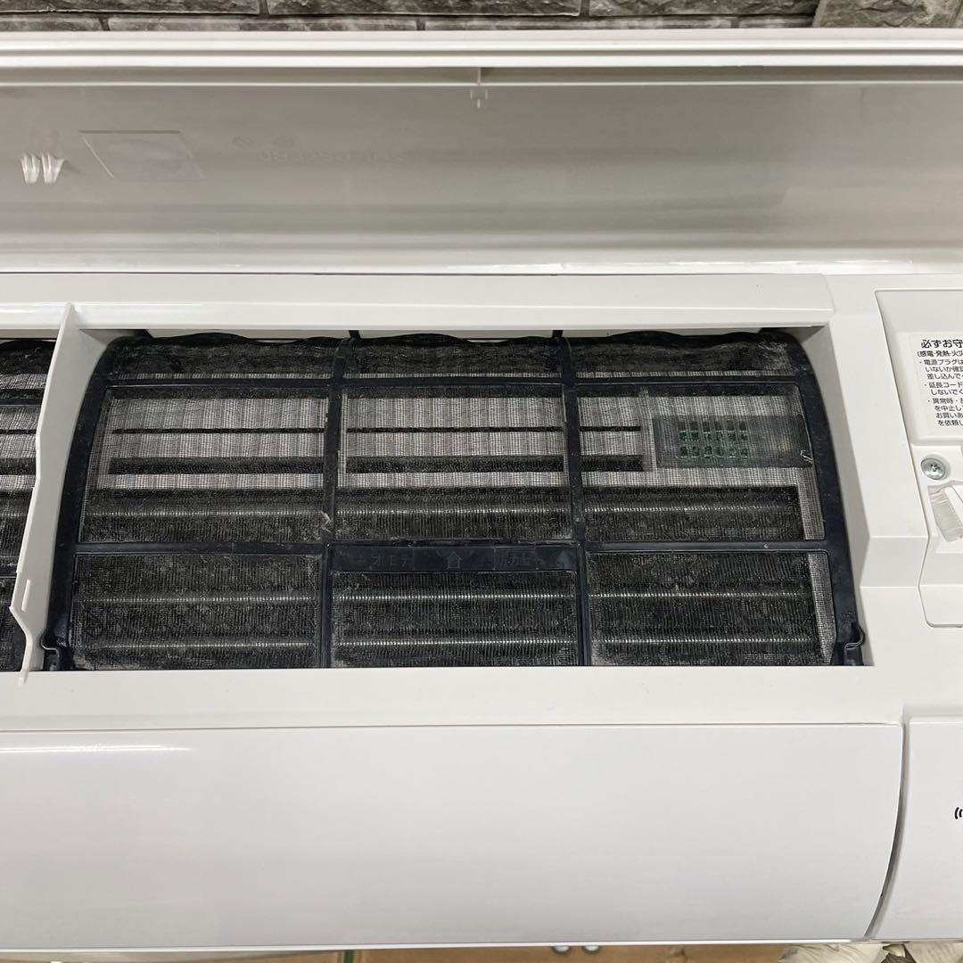 383 ルームエアコン　2022年製　極美品　容量2.2kw 6畳〜8畳向け