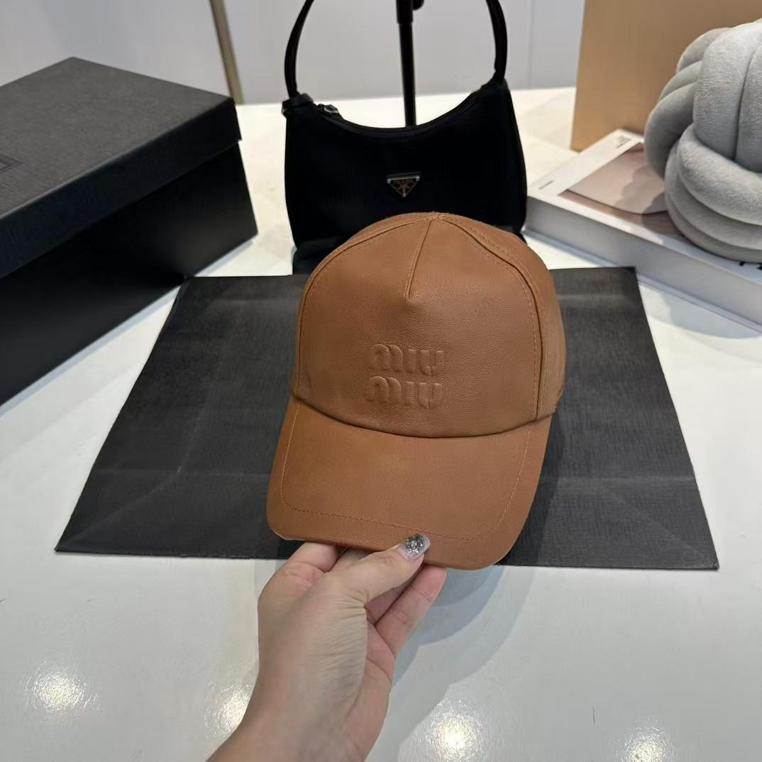 美品 MIUMIU ベースボールキャップ