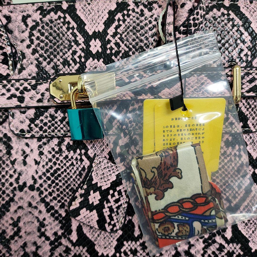 新品 パイソン柄スカーフ付き 鍵付き2wayハンドバッグ