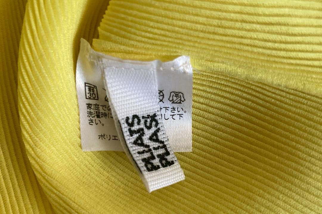 プリーツプリーズ　イッセイミヤケ　トップス　イエロー　サイズ3