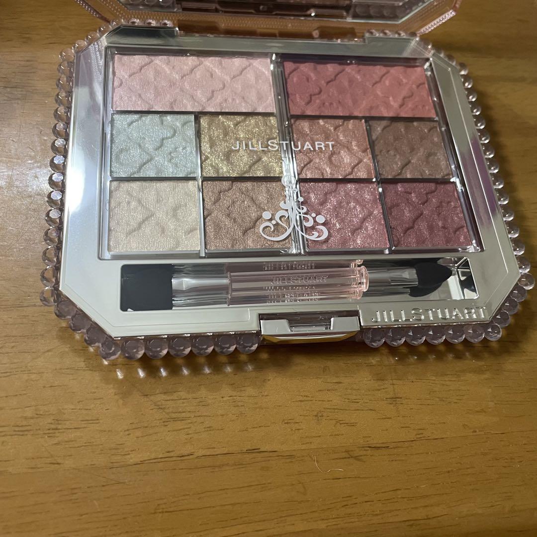 JILL STUART アイシャドウパレット 8色入りとチーク２色とルージュ