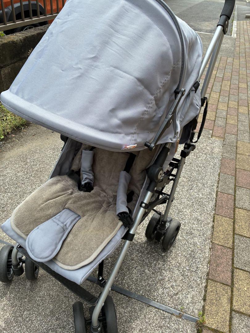 折りたたみ式グレーのベビーカー