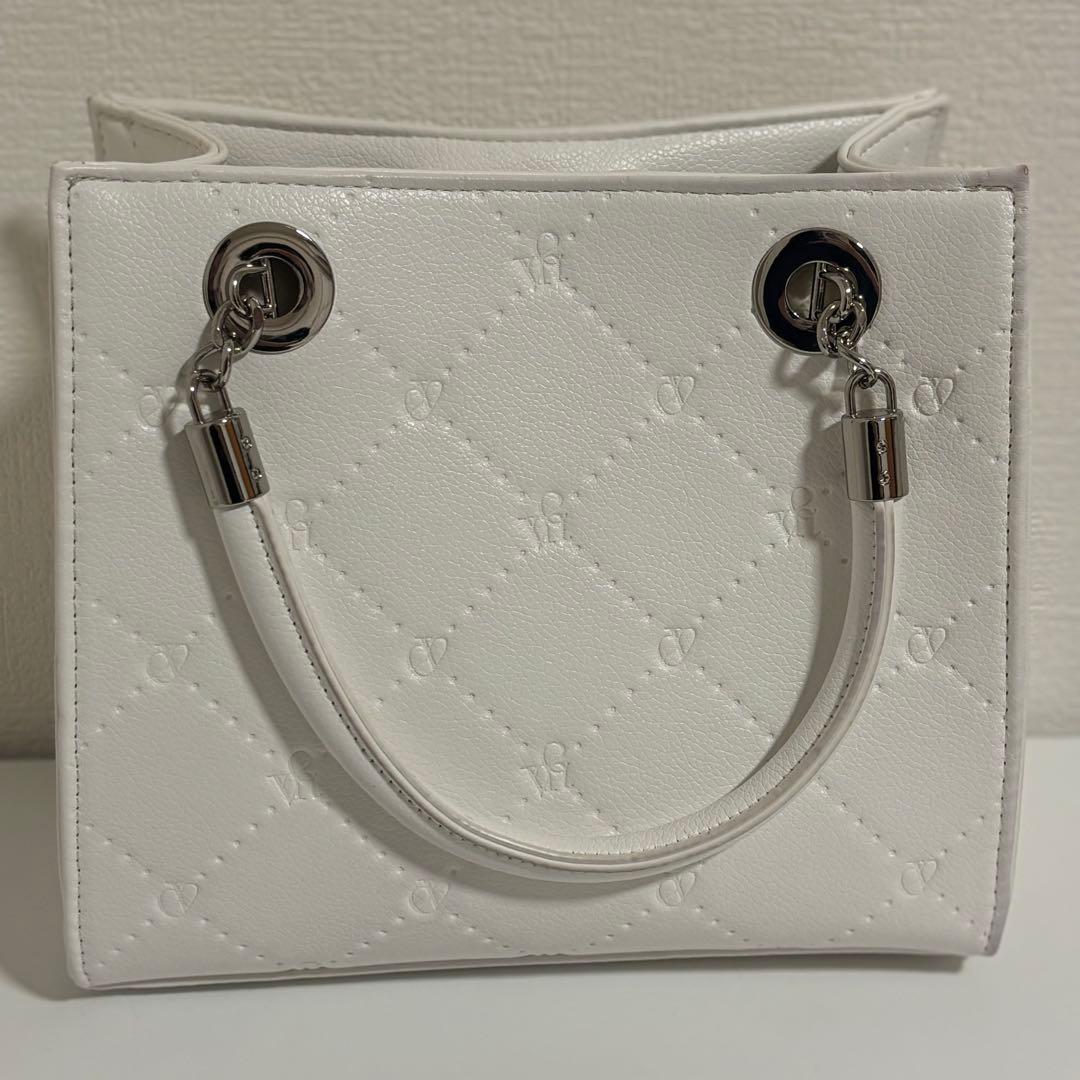 限定値下げ evelyn エブリン ロゴチャームバッグ オフホワイト