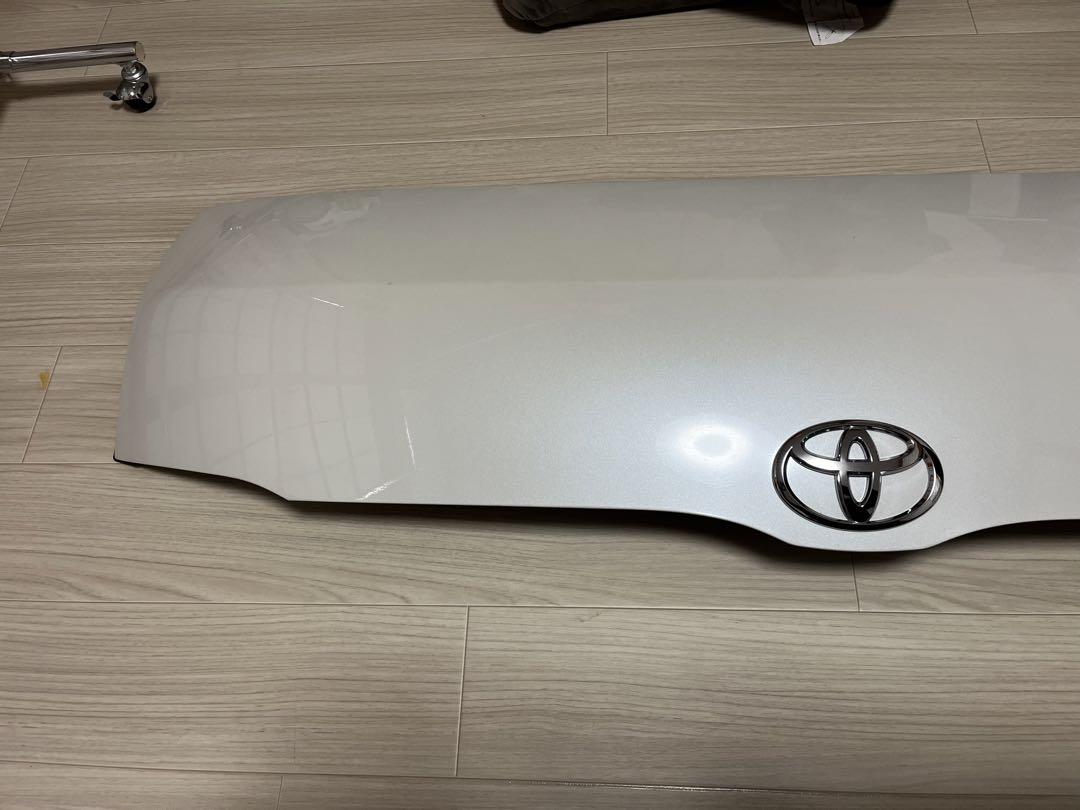トヨタ ハイエースボンネット　内装パーツ
