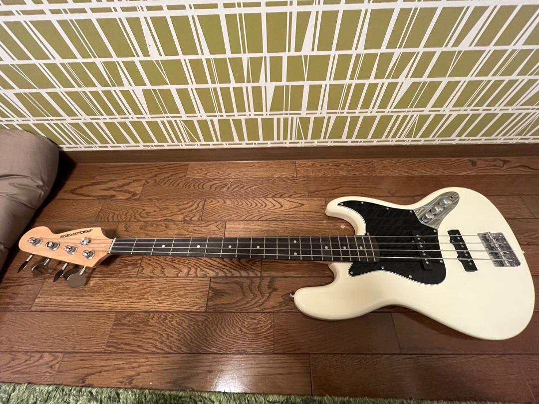SELDER ベース ホワイト（ソフトケース、ストラップ付き）