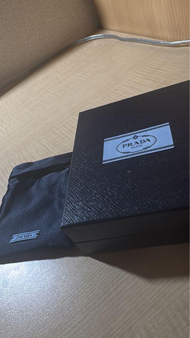 PRADA 三角形ペンダントネックレス