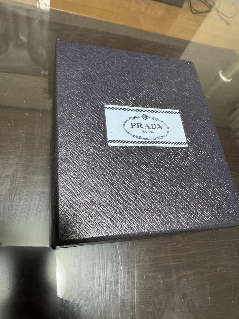 PRADA 三角形ペンダントネックレス