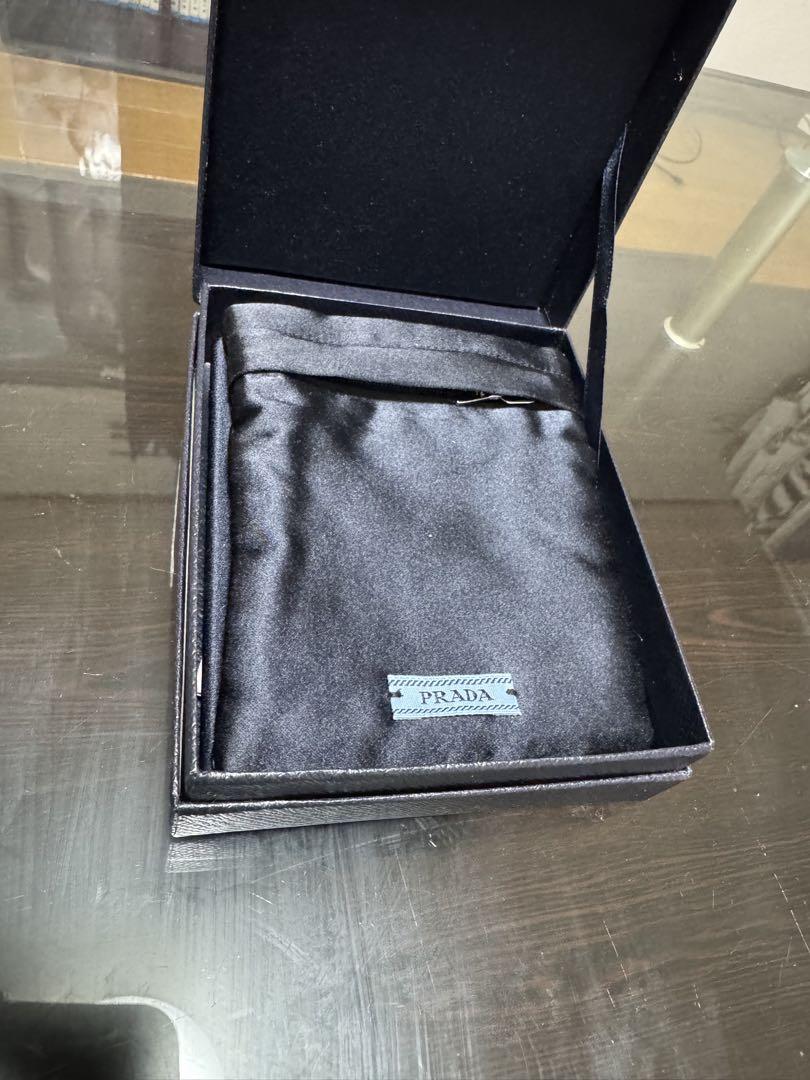 PRADA 三角形ペンダントネックレス