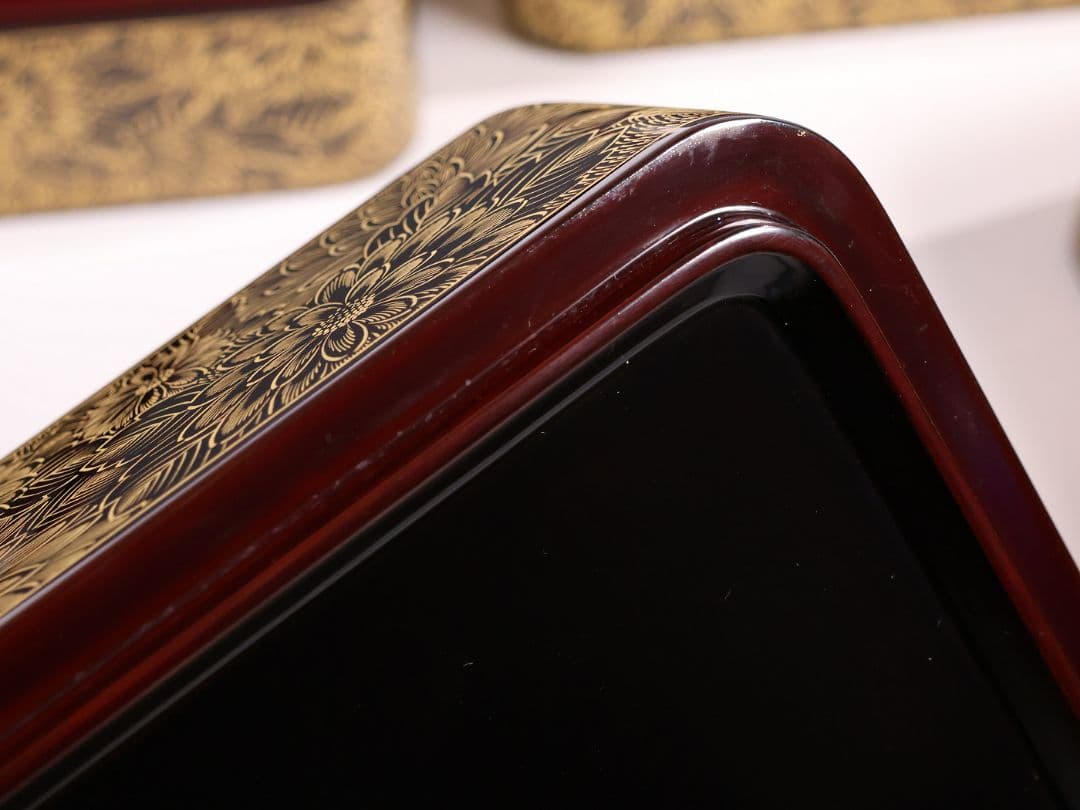 【MB54】輪島塗 沖与謹製 沈金 菊尽くし 四段重箱 共箱 共布 木製漆器 【MB54】輪島塗 沖与謹製 沈金 菊尽くし 四段重箱 共箱 共布 木製漆器