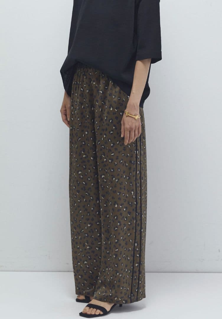 カーキブラウン