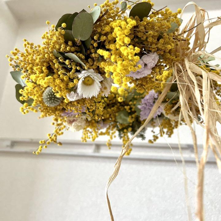ミモザと花々のフライングリース