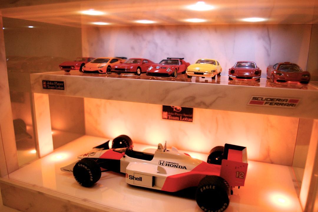 白大理石、ひな壇&光沢ポリカ・ディスプレーBOX ・トミカ、京商などに