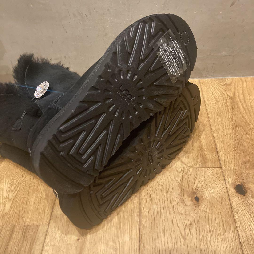 UGG×スワロフスキー アグ ベイリーボタン ブリングショート ムートンブーツ