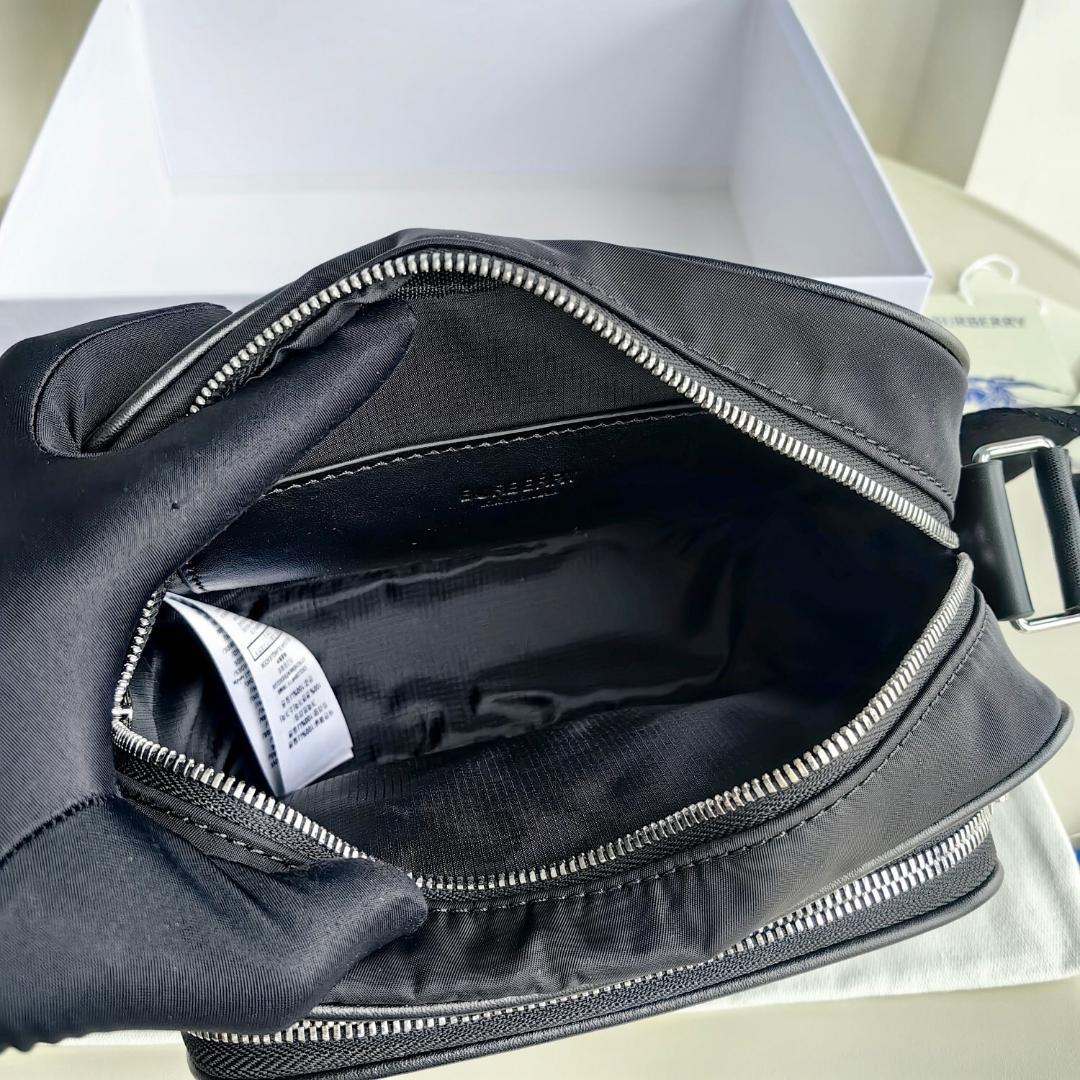 【美品】BURBERRY ブラック メッセンジャーバッグ