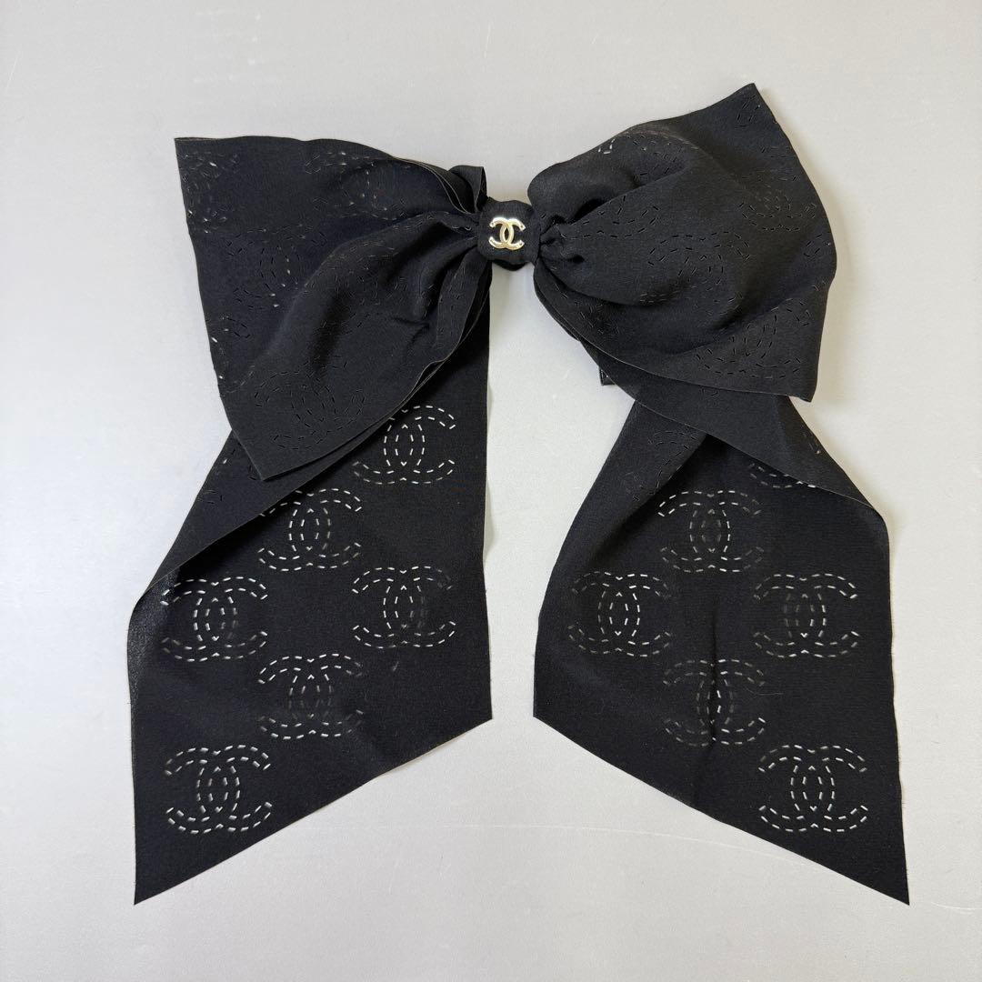 鑑定済み 美品 シャネル シュシュ ブラック ゴールド金具 シルク リボン ロゴ 鑑定済み 美品 シャネル シュシュ ブラック ゴールド金具 シルク リボン ロゴ