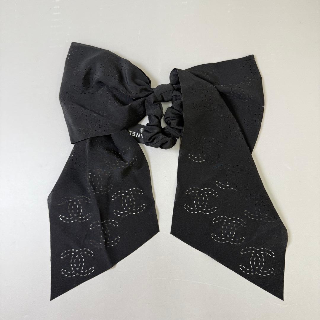 鑑定済み 美品 シャネル シュシュ ブラック ゴールド金具 シルク リボン ロゴ 鑑定済み 美品 シャネル シュシュ ブラック ゴールド金具 シルク リボン ロゴ