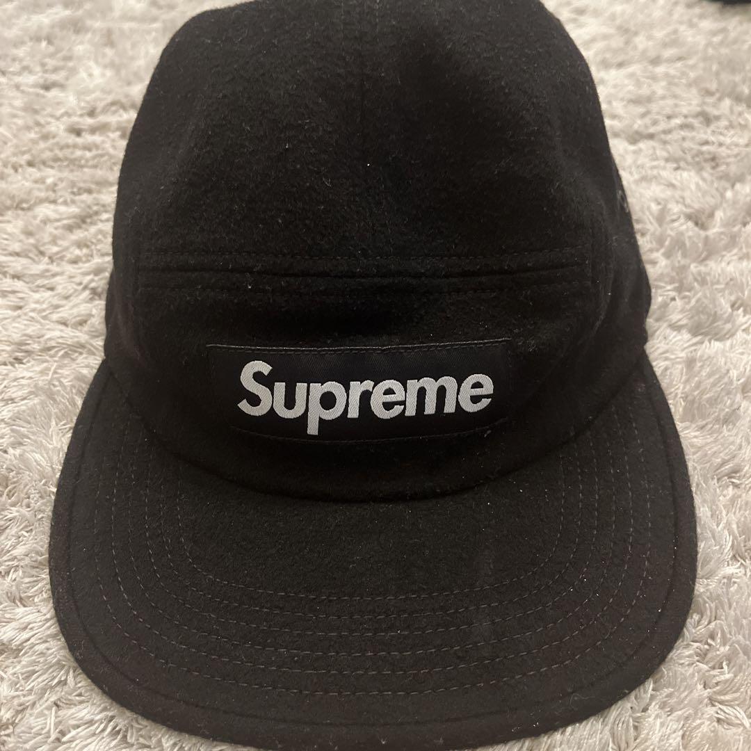 supremeのベロア生地の帽子です。