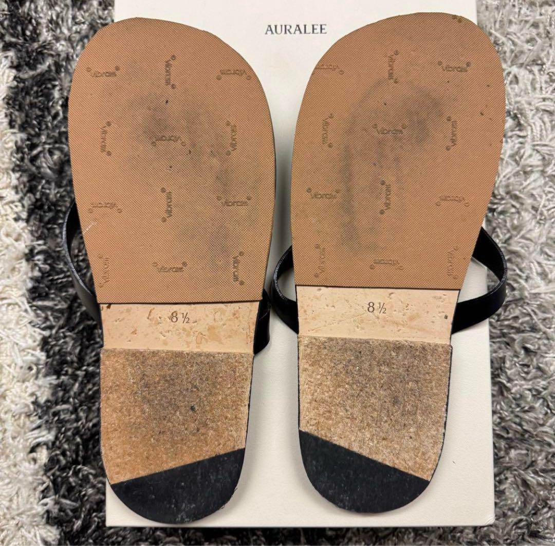 【関税込み】AURALEE ブラック レザー トングサンダル AURALEE ブラック レザートングサンダル 8 1/2 - メルカリ