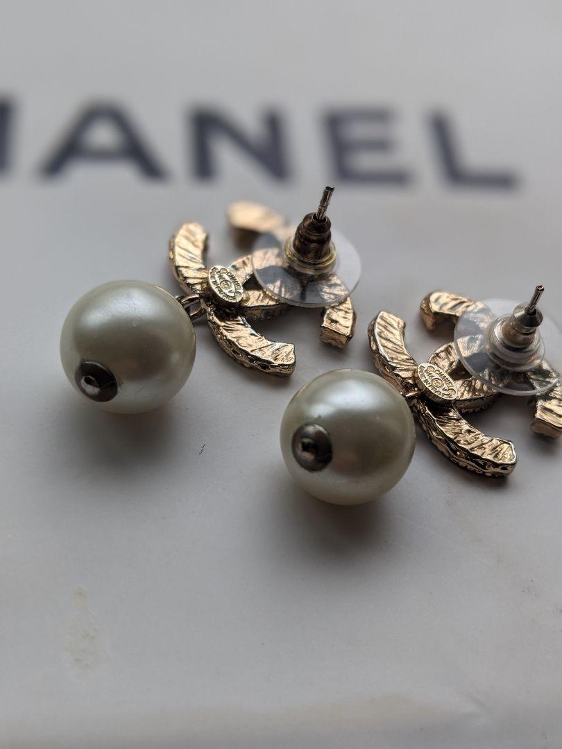 CHANEL パール ロゴ スタッドピアス
