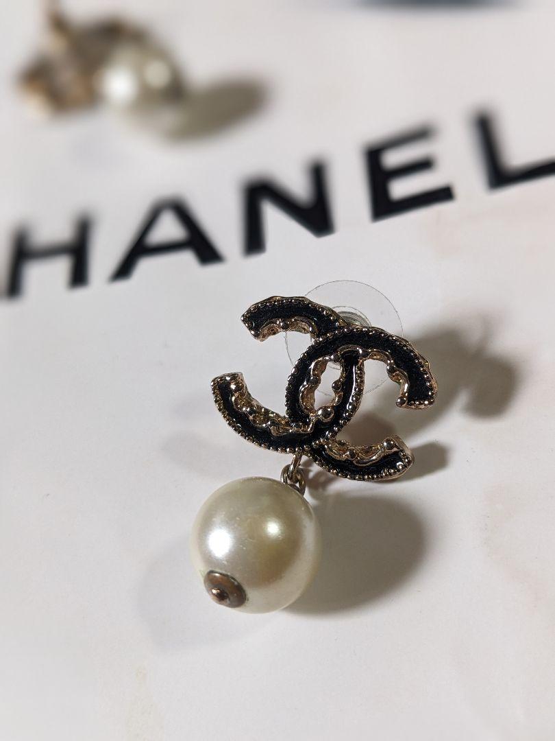 CHANEL パール ロゴ スタッドピアス