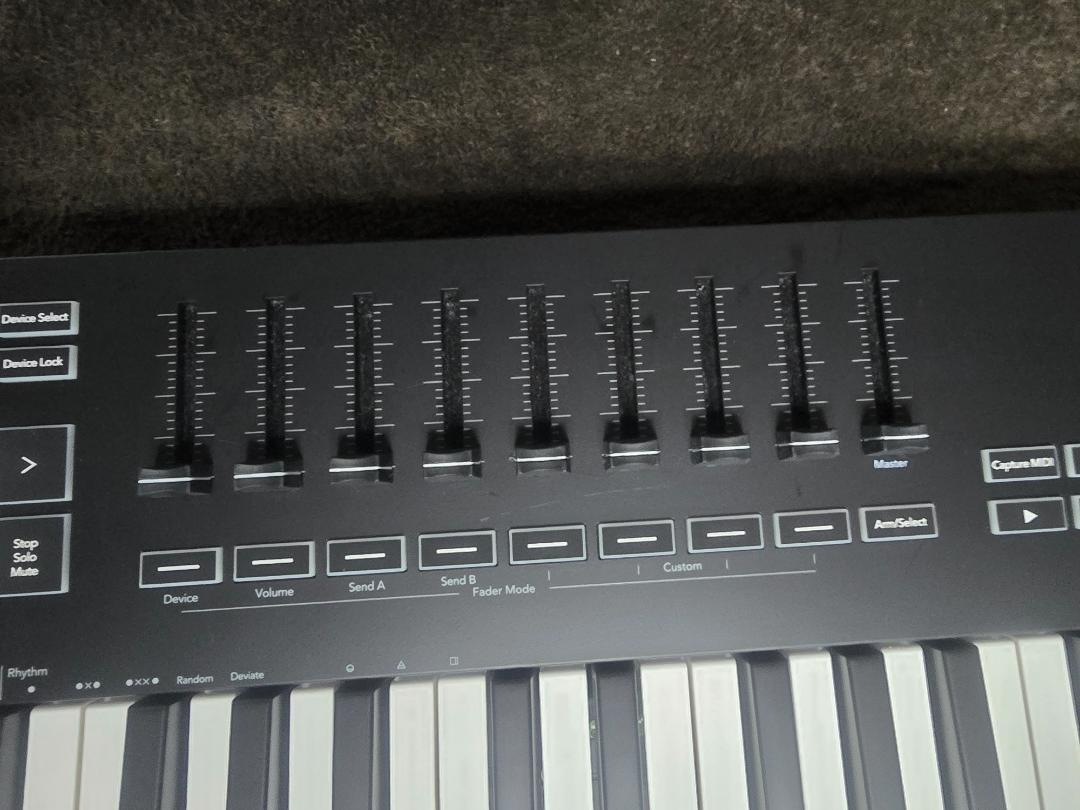 NOVATION Launchkey 49 MK3 MIDIキーボード