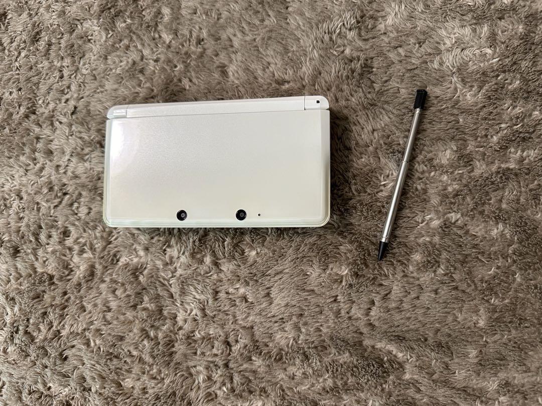 任天堂3DS ホワイト 本体　ACアダプター 充電台