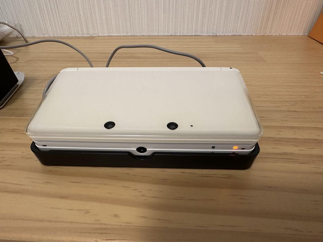 任天堂3DS ホワイト 本体　ACアダプター 充電台